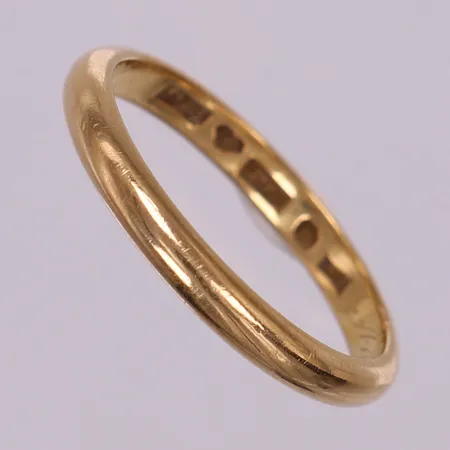 Ring slät, stl 20½, bredd 3mm, gravyr. 18K Vikt: 4,6 g