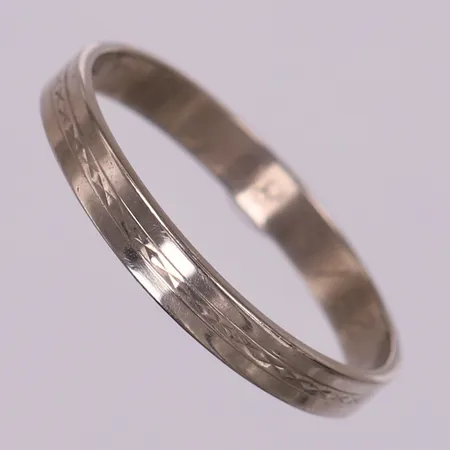 Ring vitguld, stl 23, bredd 3,5mm, gravyr. 18K Vikt: 3,9 g