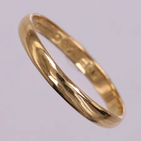 Ring slät, stl 22¾, bredd 3,5mm, ograverad. 18K Vikt: 3,6 g