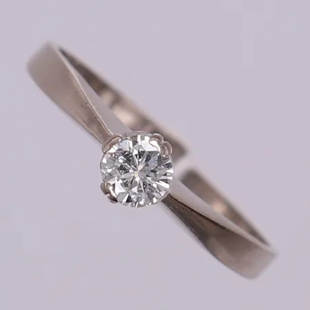 Ring vitguld med diamant, ca 0,20ct, stl ca 16¼, bredd 1,5-4,5mm, avklippt skena, en klo sliten. 18K Vikt: 2 g