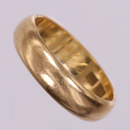 Ring slät, stl 18½, bredd 5mm, gravyr. 18K Vikt: 5,3 g