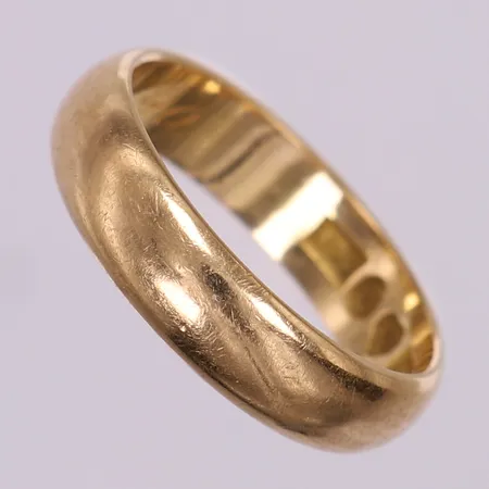 Ring slät, stl 18¼, bredd 5mm, gravyr. 18K Vikt: 5,5 g