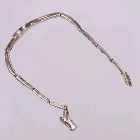 Armband med emalj i olika färger, ca 17,5cm, bredd 4-14mm. 925/1000 silver Vikt: 19,2 g