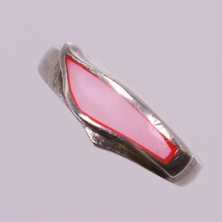 Ring med rosa emalj, stl 17¾, bredd 3-7mm. 925/1000 silver Vikt: 5 g