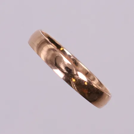 Ring slät, stl 18¾, bredd 3,5mm, gravyr. 14K Vikt: 1,9 g