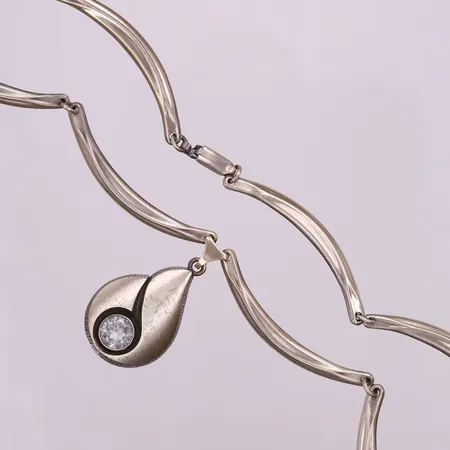 Collier FinnFeelings av Karl Laine, ca 42cm, bredd 4,5mm, integrerat hänge med bergkristall, ca 32x18mm. 925/1000 silver Vikt: 20 g