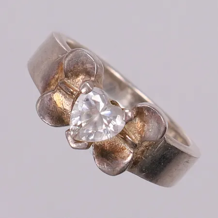 Ring med vit sten, stl 17, bredd 3-9mm. 925/1000 silver Vikt: 4,7 g