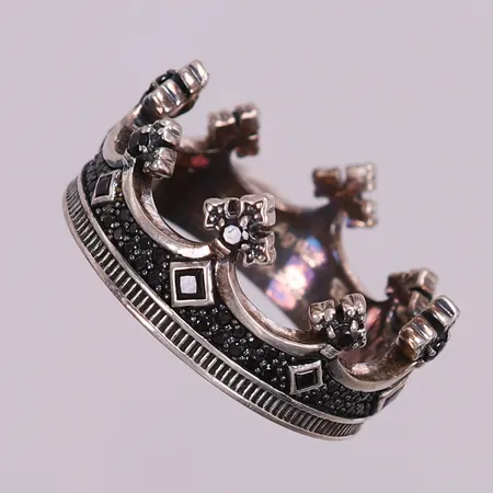 Ring Thomas Sabo, krona med svarta stenar, stl 19½, bredd 12mm. 925/1000 silver Vikt: 8,3 g