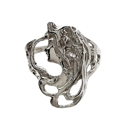 Ring, silver 925/1000, Jugendstil "Kvinnoansikte", Ø16¾ mm, bredd 1,8-20 mm, skena med mindre lagning, för övrigt i fint skick Vikt: 2,6 g