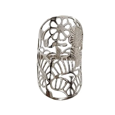 Ring, silver 925/1000, blomdekor (stor dekor), Ø16,0 mm, bredd 2,2-29 mm, fint skick Vikt: 2,4 g