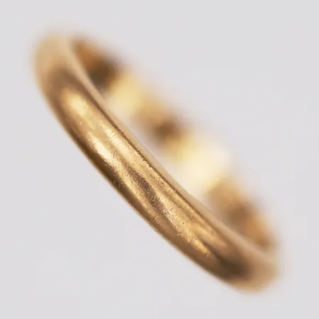 Ring, slät, gravyr, stl: 19, 18K guld Vikt: 5,2 g