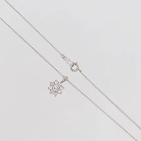 Collier med hänge med diamanter 1 x ca 0,16ct, 6 x ca 0,04ct, totalt ca 0,40ct, höjd på hänge 13mm, Ø9mm, längd på kedja 38cm, bredd 1mm, 14K vitguld Vikt: 1,7 g