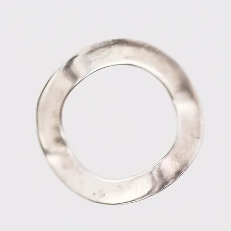 Hänge, Ø 25mm, tillverkad av Josefine Davidsson Silversmide, Lidingö 1999, silver Vikt: 3,8 g