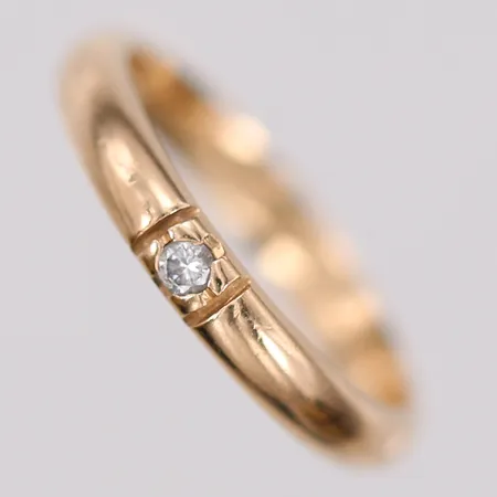 Ring med briljantslipad diamant ca 0,05ct enligt gravyr, stl: 18, personlig gravyr, 18K guld Vikt: 4,4 g