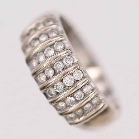 Ring med briljantslipade diamanter 28 x ca 0,01ct, stl: 18¼, 18K vitguld Vikt: 4,6 g