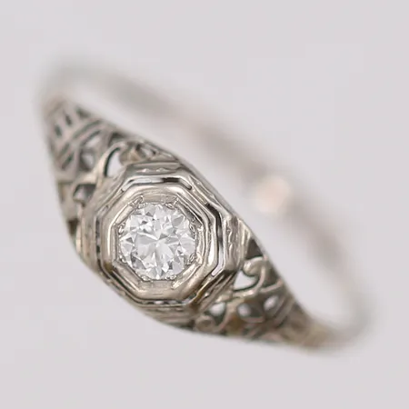 Ring med äldre briljantslipad diamant, ca 0,20ct, stl: 17¼, troligen 1930-tal, ostämplad, 18K vitguld Vikt: 1,7 g