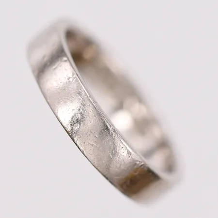 Ring, slät, stl: 17½, vitguld, bredd: 4mm, 18K  Vikt: 6 g