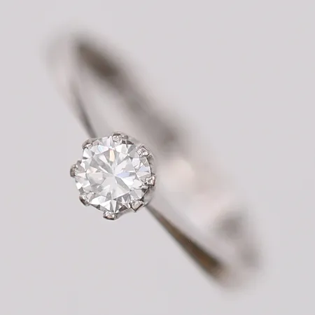 Ring med briljantslipad diamant, 0,30ct enligt gravyr, kvalitet ca TW(F-G)/SI1, stl: 16½, tillverkad av Kaplans, Stockholm 1974, personlig gravyr, 18K vitguld Vikt: 2,1 g