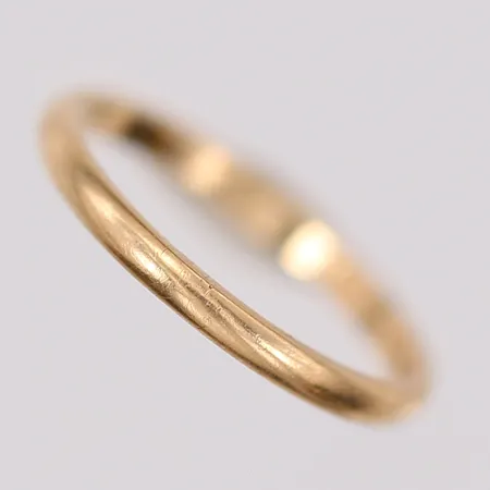 Ring, slät, stl: 14¾, bredd 1,75mm, 18K guld  Vikt: 1,3 g