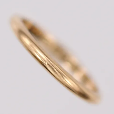 Ring, slät, gravyr, stl: 16, bredd 2mm, 18K guld Vikt: 2 g