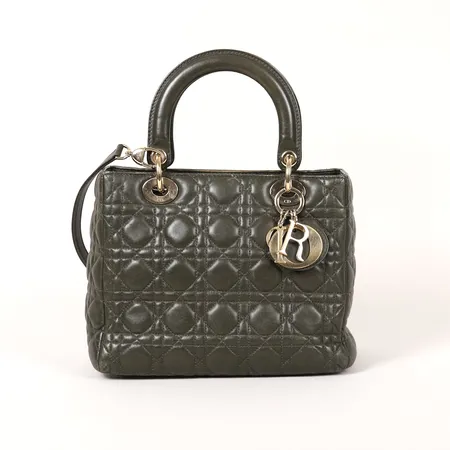 Handväska Dior "Lady Dior", grönt quiltat läder, med Dior charm, beslag samt dragkedja av guldfärgad metall, invändigt dragkedjeförsett fack, axelrem, ca 24x12x18cm, med certifikat(ej ifyllt)slitage, invändigt mindre fläckar.