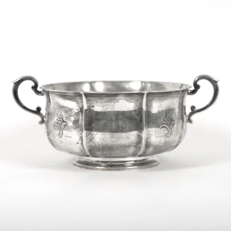 Skål, veckad form med uppsvängda hänklar, GAB, Stockholm, 1934, ca Ø18cm, höjd 11cm, gravyr, silver.  Vikt: 542,5 g