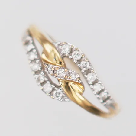 Ring med briljantslipade diamanter, 17 x ca 0,01ct, stl: 17, tillverkad av Guldfynd AB, 18K guld Vikt: 2,6 g