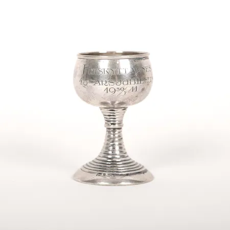 Pokal, 70mm, gravyr, tillverkad 1911, silver Vikt: 33,3 g