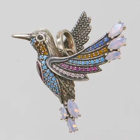 Silverhänge, Thomas Sabo, Colourful Hummingbird, från kollektionen Glam & Soul, referensnummer:PE875-342-7, 28x27mm, syntetiska stenar, signerad, 925/1000, originaletui. Nypris 4899 kr. Vikt: 5,4 g