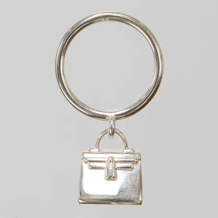 Silverring, Hermès, Amulettes Kelly Ring, Ø17½, bredd:1,8mm, mått berlocken:15,5x12,5x6,5mm, serienumrerad, Made in France, franska stämplar, 925/1000, originaletui.  Vikt: 7,8 g