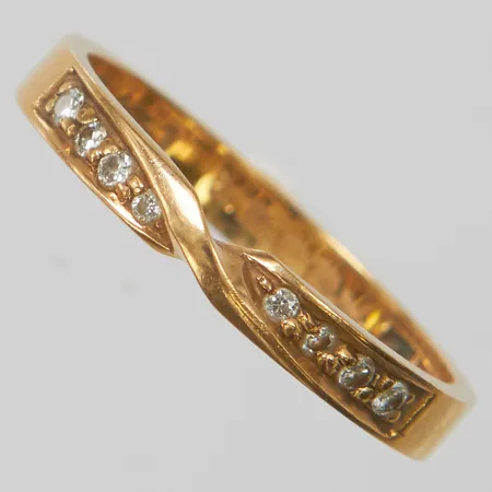 Ring, briljantslipade diamanter 8xca0,01ct, Ø16½, bredd:2,5mm, gravyr, 18K. Vikt: 2,1 g