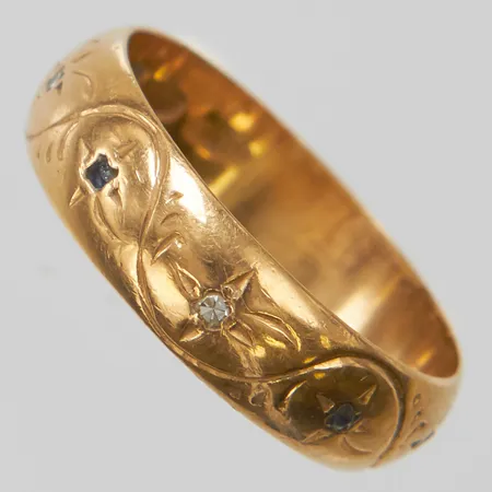 Ring, diamanter 3xca0,0025ct, safirer 2xca0,0025ct, Ø16½, bredd:5mm, 18K. Vikt: 3,1 g