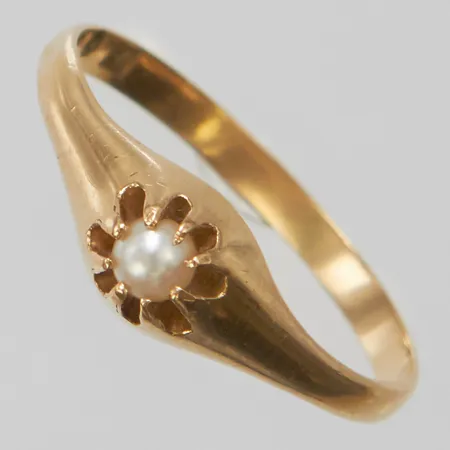 Ring, odlad halvpärla, Ø17, bredd:2-6mm, 18K. Vikt: 1,9 g