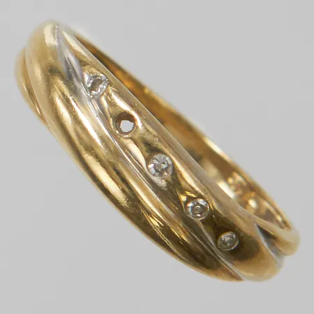 Ring, vita stenar, 16¼, bredd:1,5-5mm, en sten fattas, 14K. Vikt: 1,9 g