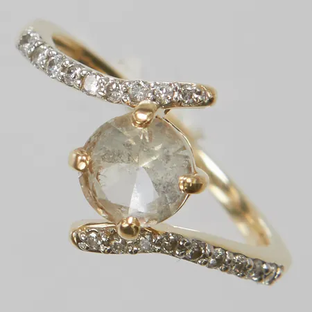 Ring, vit sten, briljantslipade diamanter 18xca0,01ct, Ø16, bredd:1-11mm, 14K. Vikt: 2,3 g