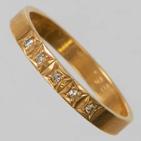 Ring, åttkantslipade diamanter 5xca0,01ct, Ø18½, bredd:2,7mm, gravyr, 18K. Vikt: 2,7 g