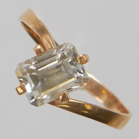 Ring, vit sten, Ø18½, bredd:1,5-10mm, 14K. Vikt: 2,4 g