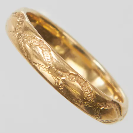 Ring, Ø17½, bredd:3,5mm, Schalins, 18K. Vikt: 4 g