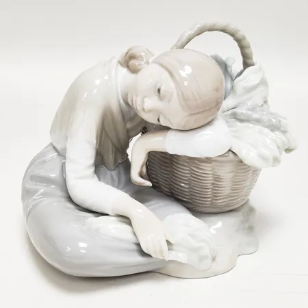 Figurin, Grönsaksflickan, Lladro, ca 15x13cm, höjd:13cm, Hand Made in Spain, porslin. Skickas med postpaket.