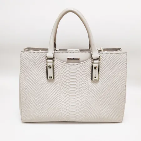 Väska, Hugo Boss, ca 36x26x14cm, beige, serienumrerad, reptilpräglat kalvläder, guldfärgade beslag, avtagbar axelrem, fläckar invändigt, mindre fläckar och repor på utsidan, mindre sprickor i kanterna, inga tillbehör. Skickas med postpaket.