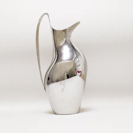 Karaff, Koppel formgiven av Henning Koppel år 1952 för Georg Jensen, rymmer 1,9 L, höjd:33,5cm, bredd:15,5cm, djup:12cm, blankpolerat rostfritt stål. Skickas med postpaket.