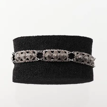 Armband med markasiter, dekor med trippelrosor tyvärr saknas 2st, längd ca 19 cm, bredd, 11.2 gram. Vikt: 17,6 g