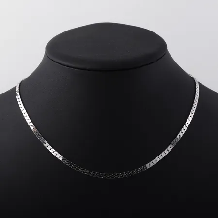 Collier vitguld, platt, stämplat  Balestra, längd 41 cm, bredd 3.1 mm, 18k. Vikt: 15,2 g