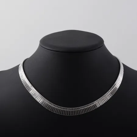 Collier, längd ca 43 cm, bredd 0.5-9.9 mm, silver 835/1000. Vikt: 28,3 g