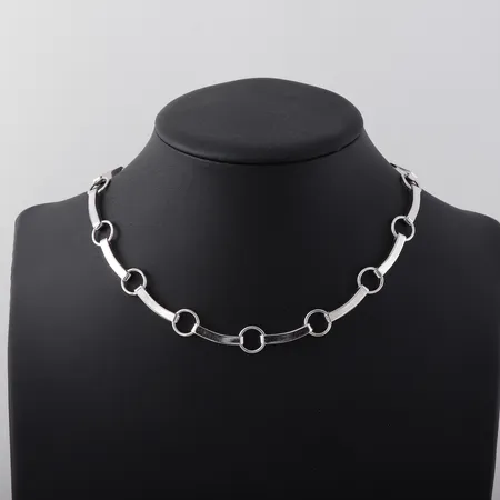 Collier Elona Elon Arenhill Brösarp stadsstämpel Malmö 1963, längd 43 cm, bredd 4-11 mm, silver 925/1000. Vikt: 54,6 g