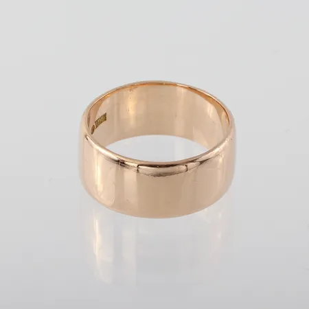 Ring slät,  storlek ca 19 ¼ mm, bredd 9.1 mm, Trege Guldsmedsaktiebolaget Göteborg 1972, 18k. Vikt: 10,9 g