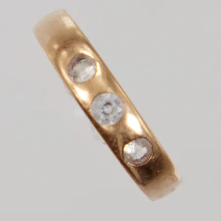 Ring stl 18, bredd 3mm, vita stenar, trasiga stenar, sliten, gravyr, 18K Vikt: 4,2 g