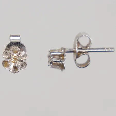 Ett par örhängen, Ø ca 4mm, åttkantslipade diamanter 2x ca 0,005ct, vitguld, 18K Vikt: 1,2 g