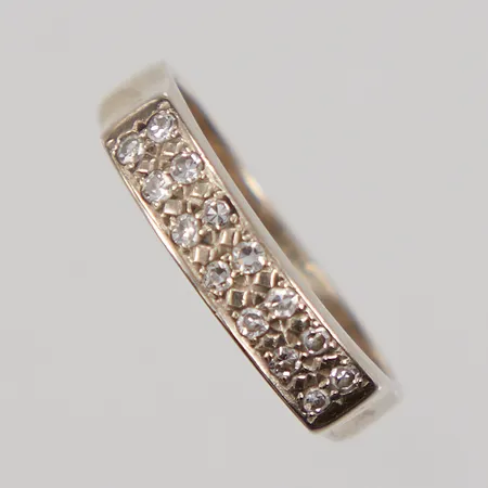 Ring stl 18½, bredd 3-4,3mm, åttkantslipade diamanter 14x ca 0,02ct, gravyr, vitguld, bör omrodieras, 18K Vikt: 4,6 g