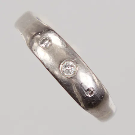 Ring stl 19, bredd 3,6-4,9mm, 3st åttkantslipade diamanter tot ca 0,04ct, vitguld, 18K  Vikt: 4,3 g